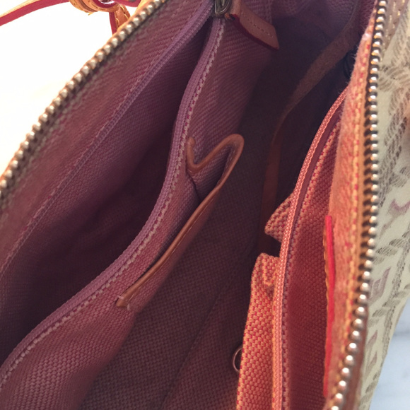 {Dooney & Bourke} Signature Barrel Bag w/Charm - Picture 4 of 7